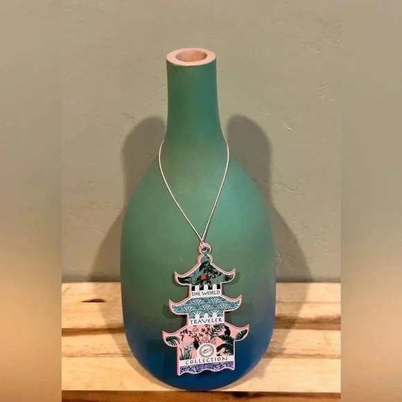 NWTS The World Traveler Collection Handcrafted Bohemian Decorative Vase. - Picture 7 of 8